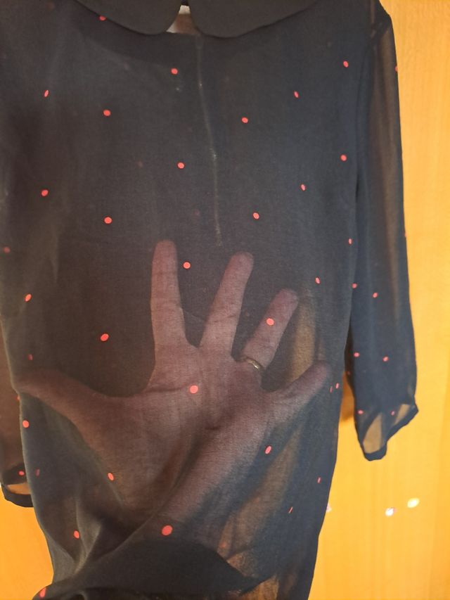 Blusa azul marino lunares rojos