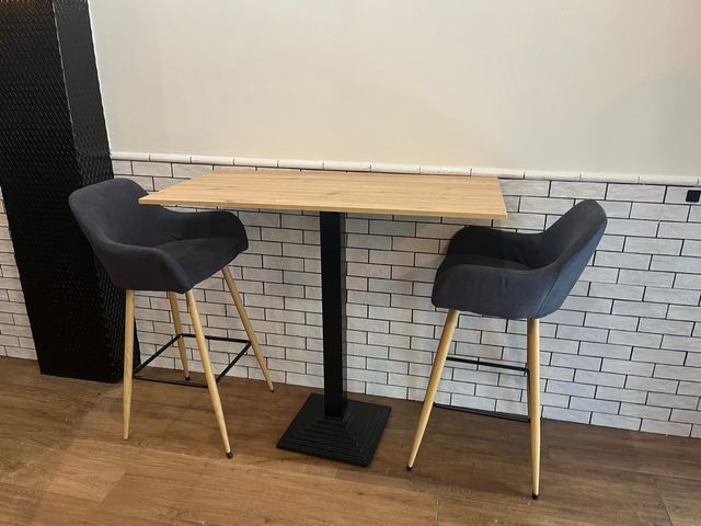 9 tavoli + 25 sgabelli, per l'ospitalità