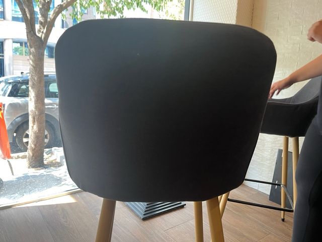 9 tavoli + 25 sgabelli, per l'ospitalità