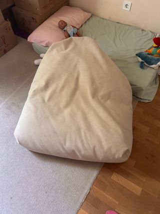 Puff similar a este enorme comprado en Zara home