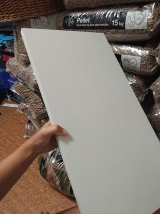 Estantería blanca/grisacea de madera