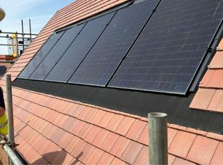 Teja solar PV - Entrada cable