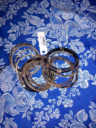 Pulseras doradas y negras