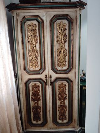 Armario antiguo, zapatero, blanquito y espejo.