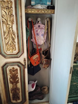 Armario antiguo, zapatero, blanquito y espejo.