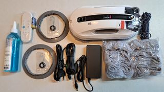 Robot limpiacristales con mando a distancia.