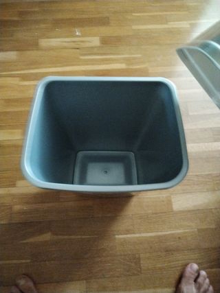 Papelera gris de plástico