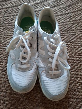 Zapatillas New Balance grises y blancas