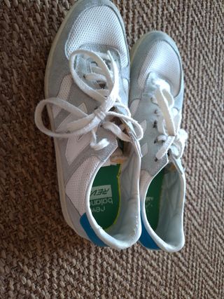 Zapatillas New Balance grises y blancas