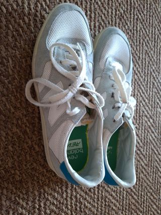 Zapatillas New Balance grises y blancas