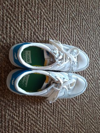 Zapatillas New Balance grises y blancas