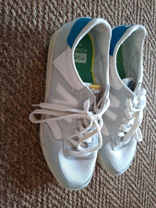 Zapatillas New Balance grises y blancas