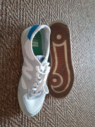 Zapatillas New Balance grises y blancas
