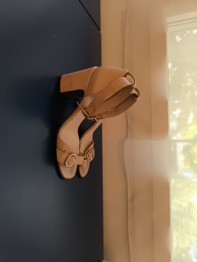 Sandalias Castañer beige tacón cuadrado