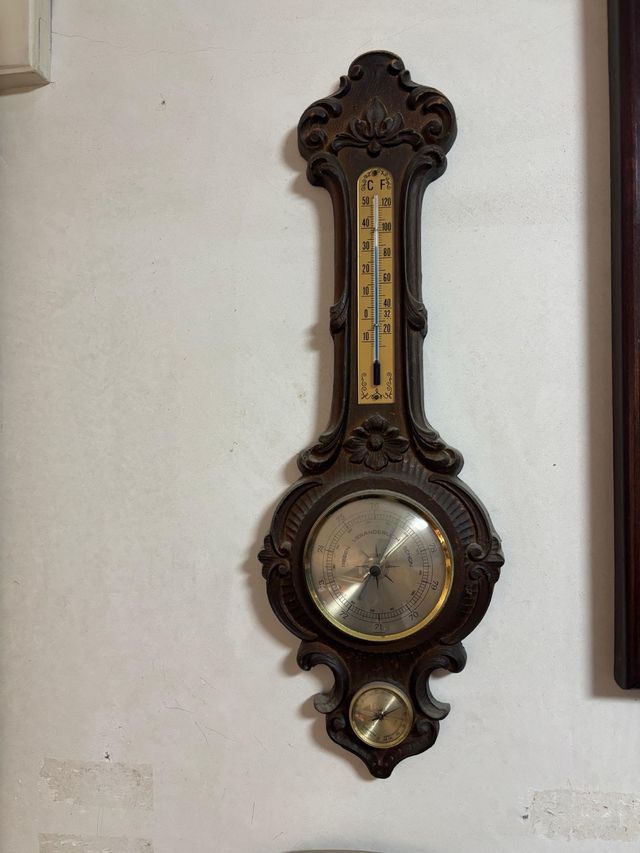 Barometro antico in legno