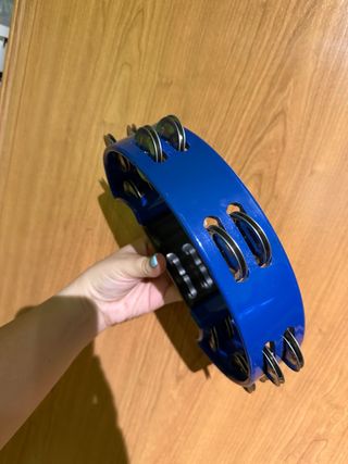 Atril de música,triangulo y pandereta.