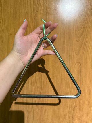 Atril de música,triangulo y pandereta.