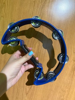 Atril de música,triangulo y pandereta.