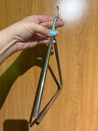 Atril de música,triangulo y pandereta.