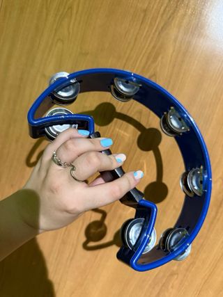 Atril de música,triangulo y pandereta.