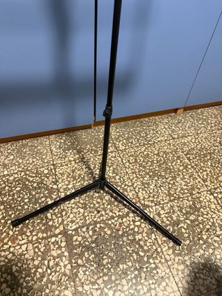 Atril de música,triangulo y pandereta.