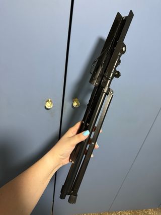 Atril de música,triangulo y pandereta.