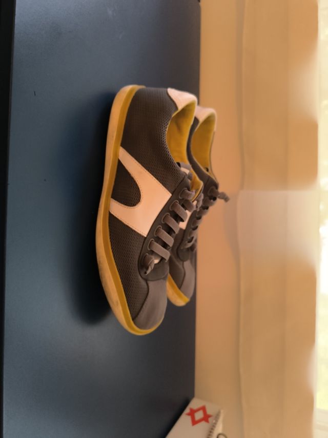 Zapatillas Camper grises y amarillas