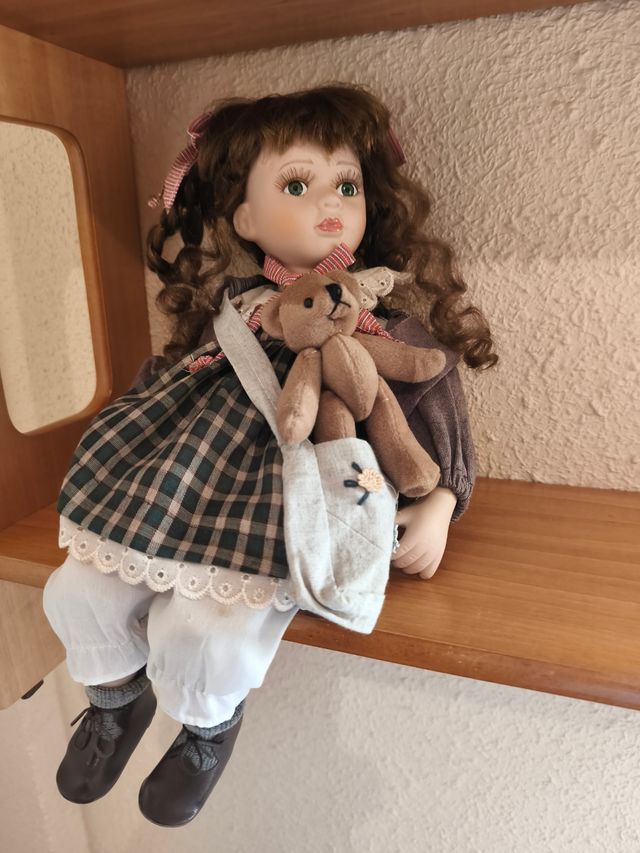 Muñeca porcelana niña con oso, con certificado.