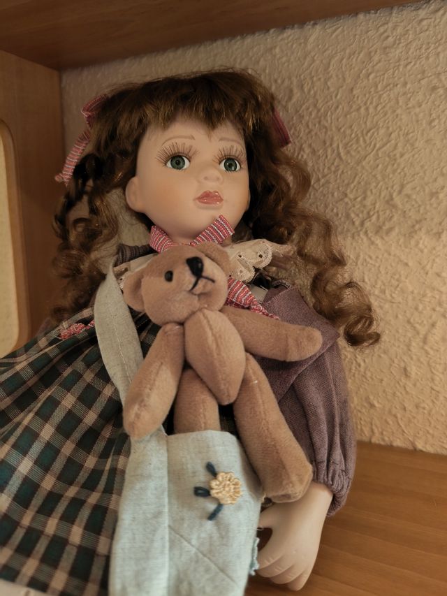 Muñeca porcelana niña con oso, con certificado.