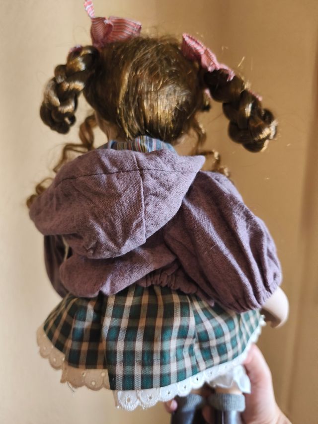 Muñeca porcelana niña con oso, con certificado.