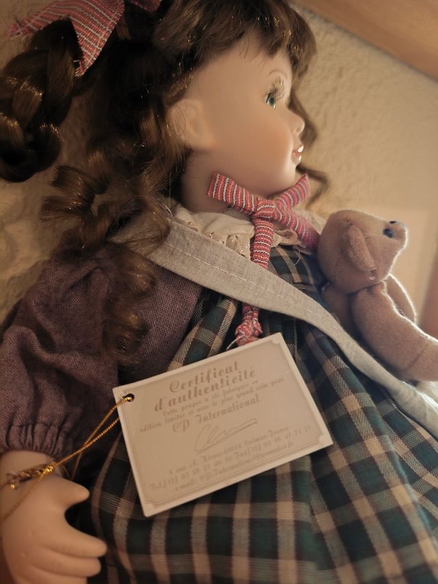 Muñeca porcelana niña con oso, con certificado.