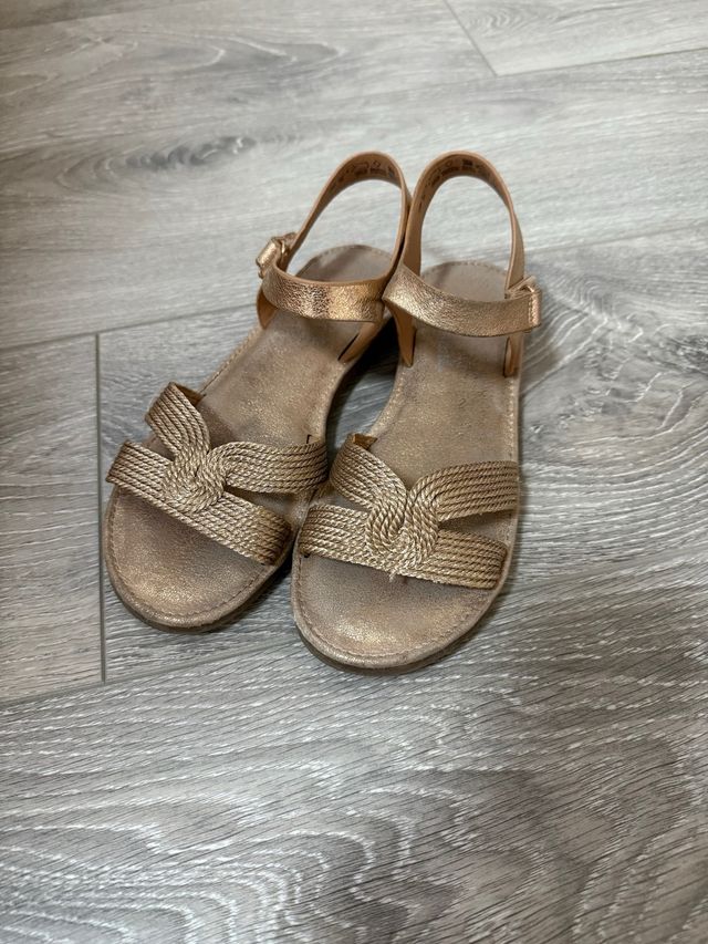 Sandalias niña doradas