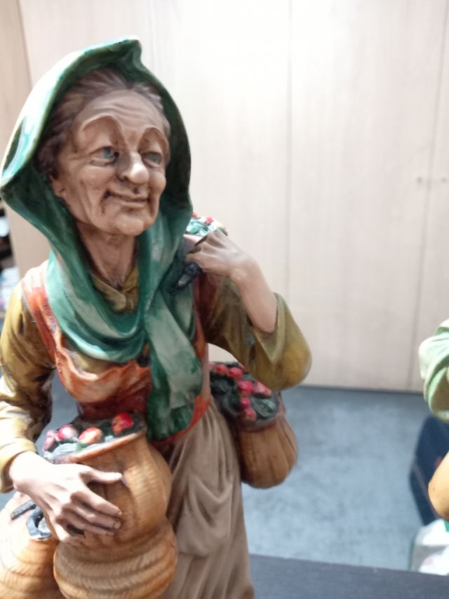 Coppia di figure anziane del marchio