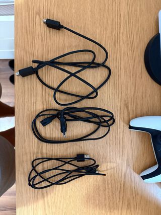 PS5 Digital Edition, mando PS5, cargador y cables