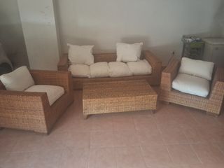 Conjunto ratán, sofás y mesas de centto.