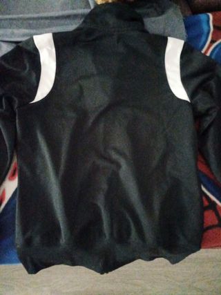 Chaqueta Nike negra y blanca