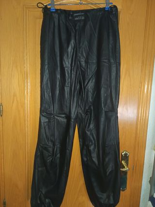 Pantalones cuero sintético negros