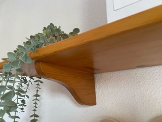 Estantería flotante de madera