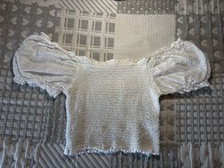 Top blanco con mangas de pompa, talla S