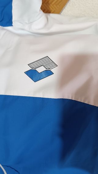 Cazadora Lotto azul y blanca