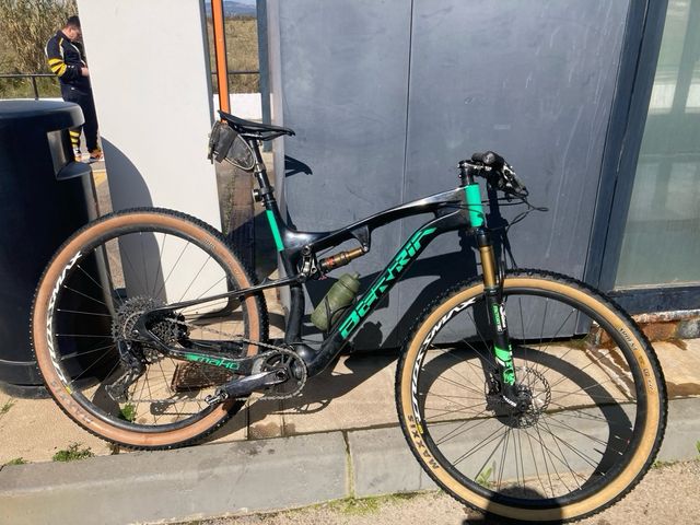 Bicicleta de montaña berria mako doble suspension