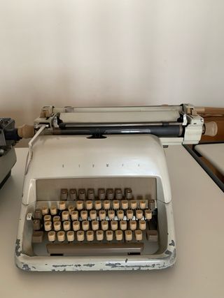 2 Máquinas de escribir antiguas. Recoger en VIGO