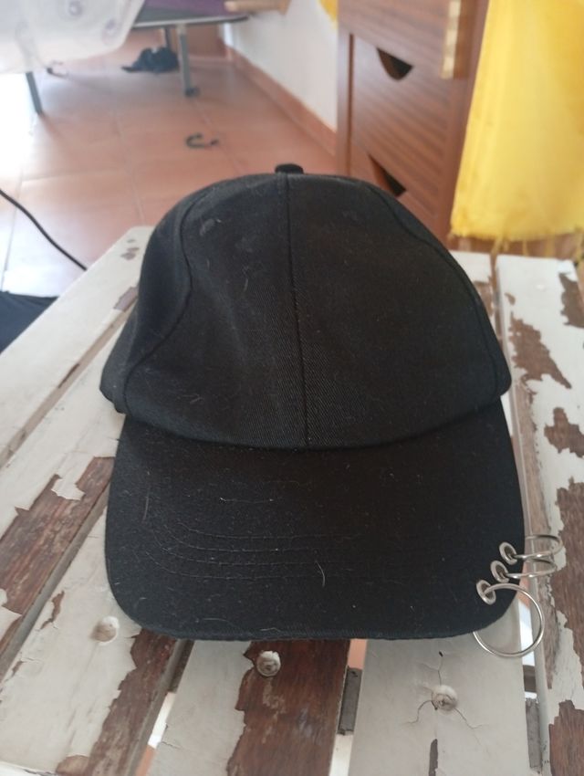 Gorra negra con anillos/ aros/ anillas. Talla M