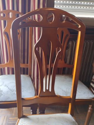 3 sillas de madera tapizadas en beige