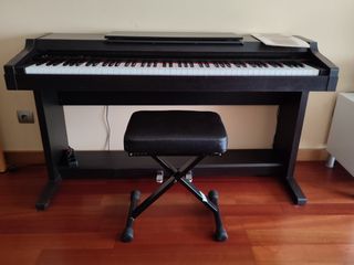 Yamaha Clavinova CLP-153SG + taburete