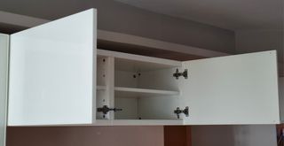 Mueble de pared blanco para almacenamiento.