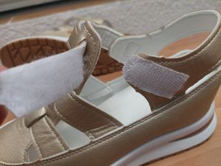 Sandalias doradas mujer