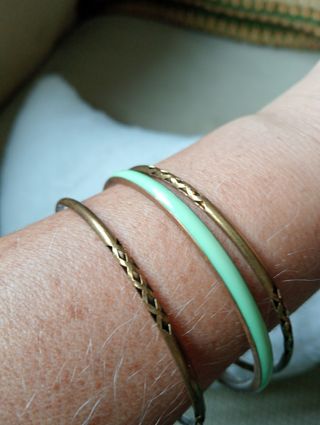 Pulseras doradas y verdes