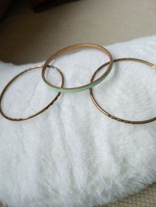 Pulseras doradas y verdes