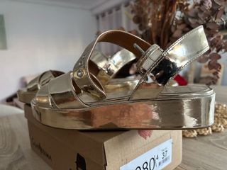 Sandalias Bimba y Lola doradas